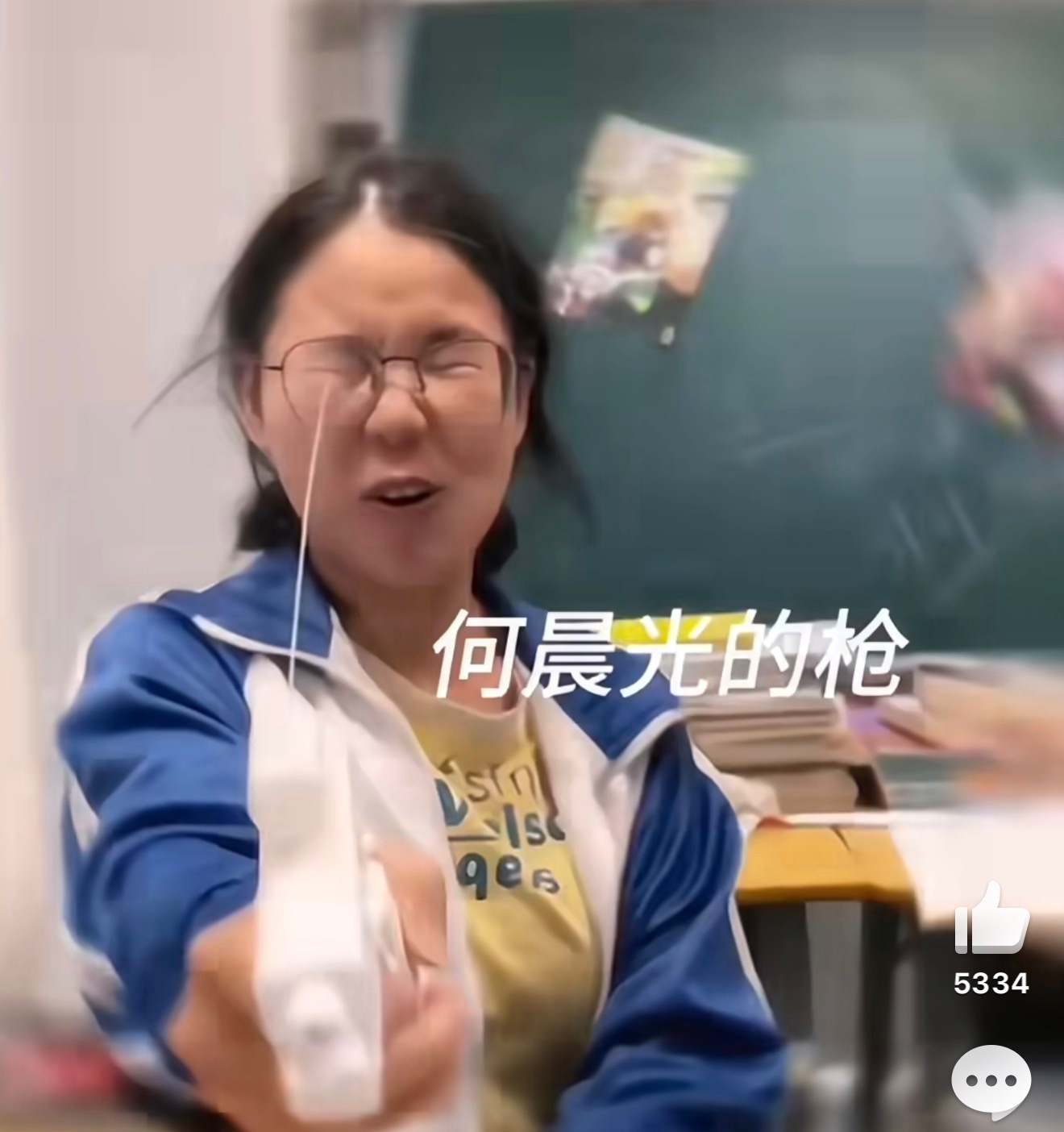 请全球通缉发明这个水枪的天才人家是弹道偏右，但是这把枪是弹道偏后，真的是何晨光的