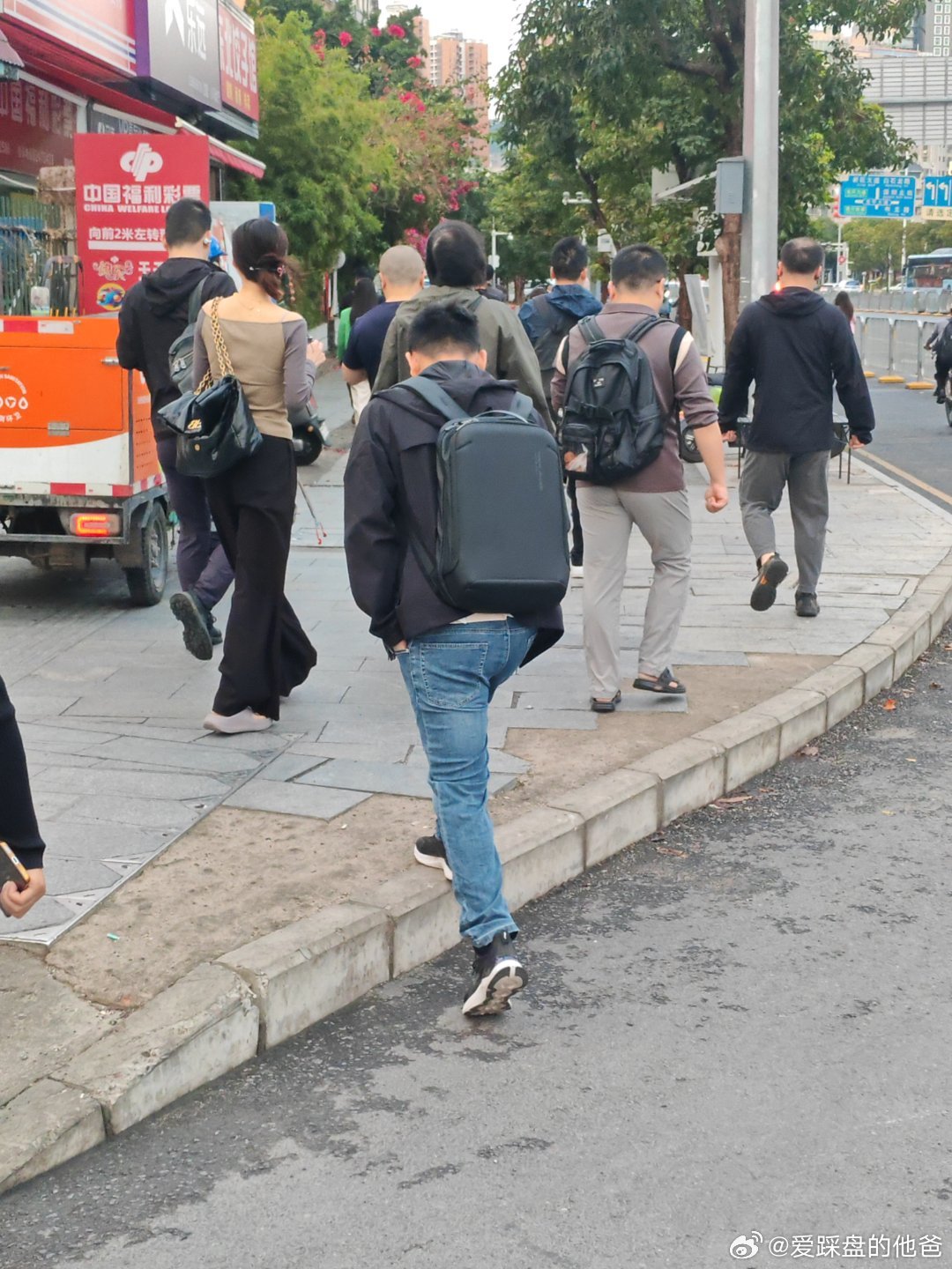 赶地铁的深圳白领，好早啊！ 