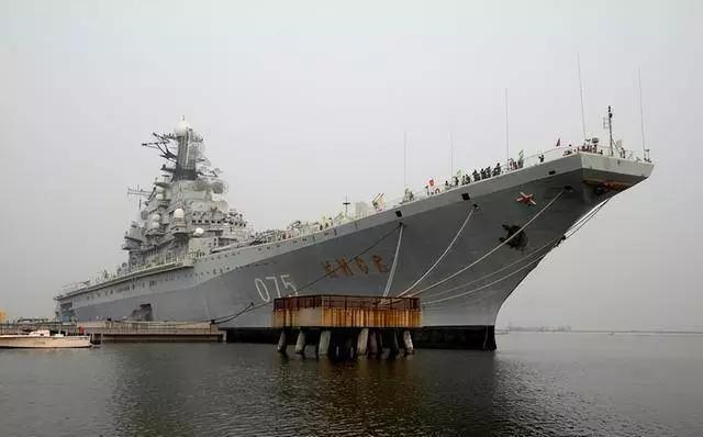 美国媒体竟然说中国偷偷打造10艘航母，这有点夸张啦，但中国航母发展确实很猛。就拿
