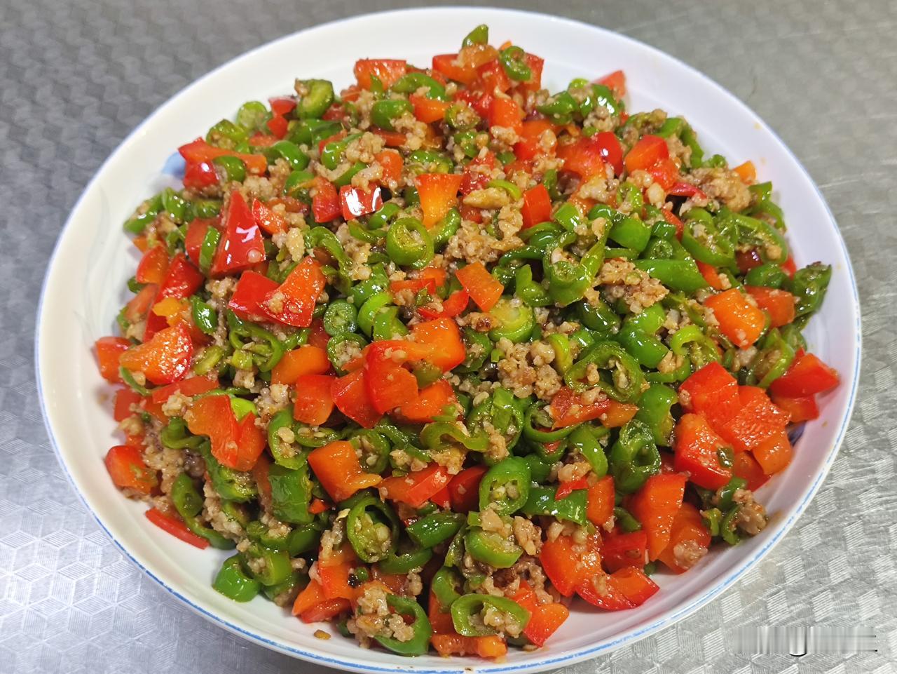 肉末炒青红椒

简介：将肉洗净剁碎，用调味品腌制后备用。青红椒洗净，切成小块备用