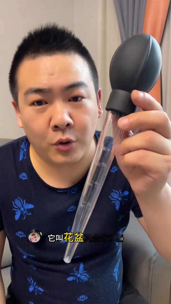 它叫花盆托盘吸水器，当你家花盆托盘里有积水的时候，用它就可以快速清理，一捏水就吸