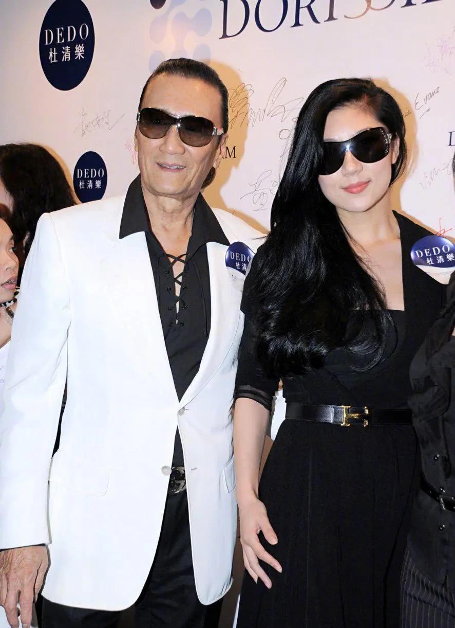 2018年，82岁的谢贤和33岁的女友C0C0分手，谢贤让谢霆锋拿来2000万给