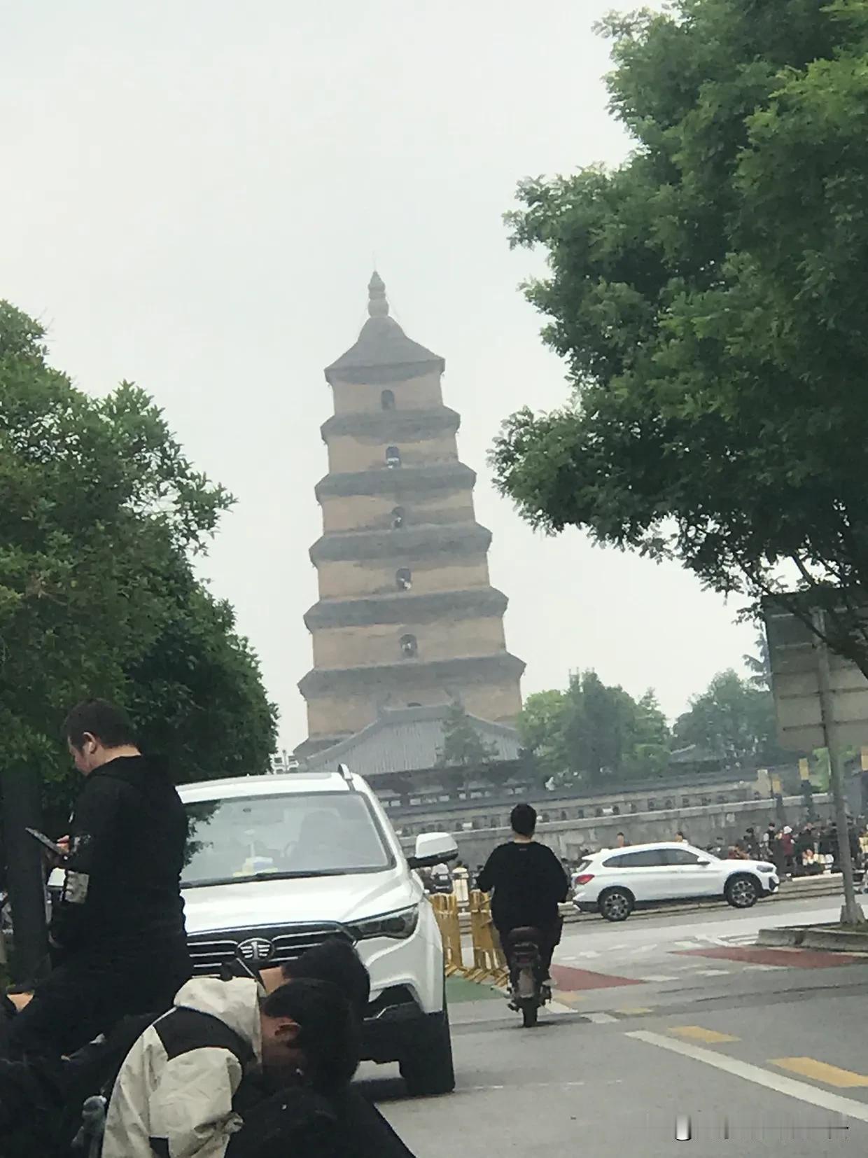 西安是一座来了就不想走的城市！
今天下午去理发店理发，跟理发店老板闲聊，有个顾客