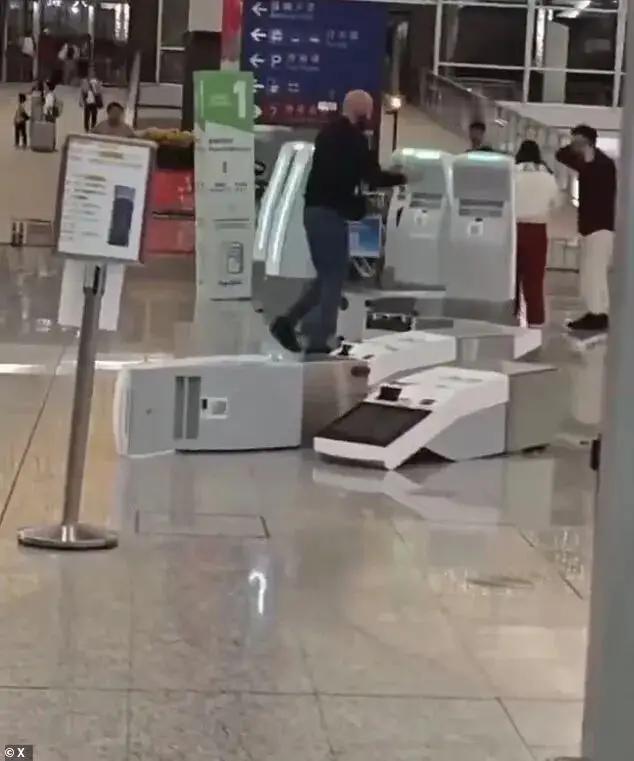 香港应该对砸毁机场值机设备还私带性药万艾可的英国人，从严从重处罚
除夕，是香港国