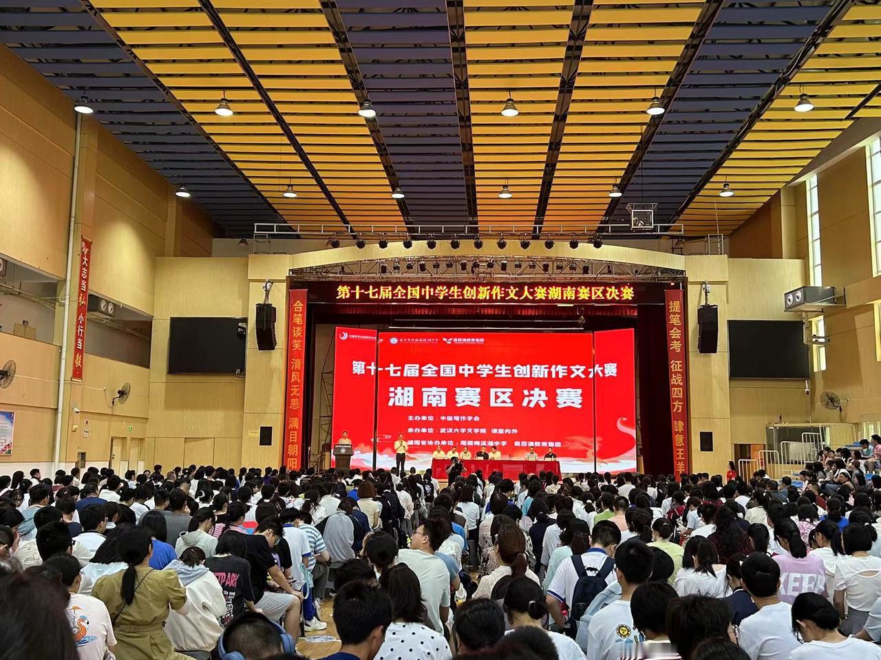 今天6点起床，15叫崽崽起床，洗漱完毕，25出发去学校，比以往40出发提前了15