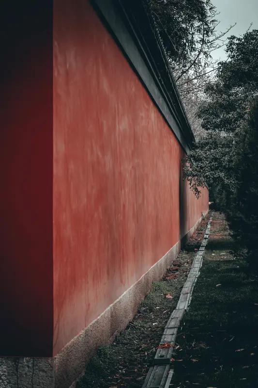 《围墙寄意》
枫林红叶

亭院围墙有矮高，

高低各异韵千遭。

单位墙立分边界