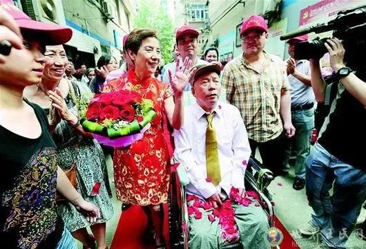 你相信这是真实发生的事情吗？证领了，婚礼还没办，未婚夫突然瘫痪，她坚守35年，不