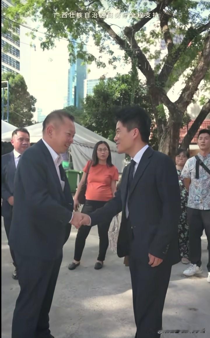 董宇辉抵达马来西亚，受到当地部门热情接待。
马来西亚农粮部副部长陈泓缣热情与董宇