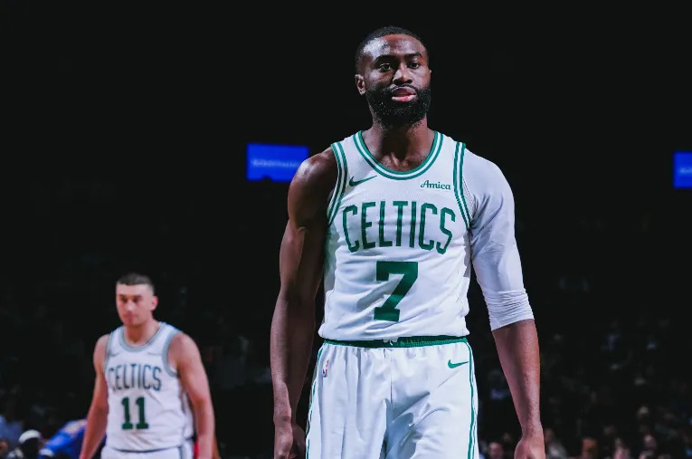 NBA常规赛篮网vs凯尔特人布朗与武切维奇给力表现带领下凯尔特人持续碾压篮网，逐