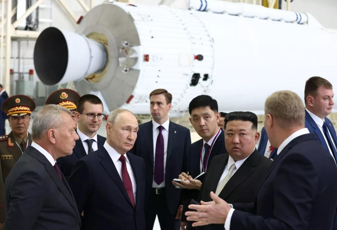 朝鲜侦察卫星一发入魂，金正恩分享喜悦，韩国彻底“破防”了。经过三次发射，朝鲜的侦