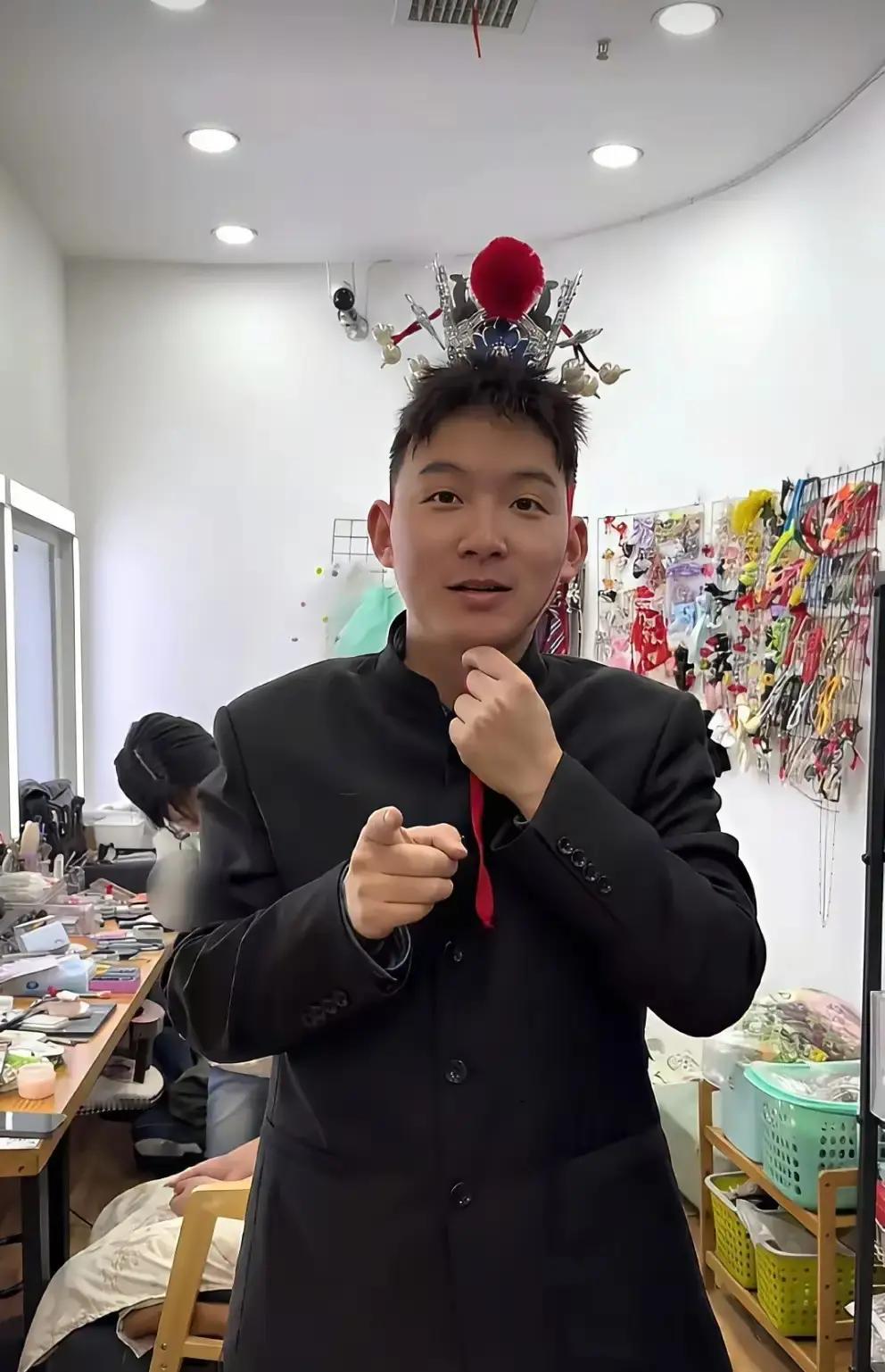 谢浩南被扒了个底朝天。

原来他天天在视频里喊白手起家，结果他爸的茶叶店开了十五