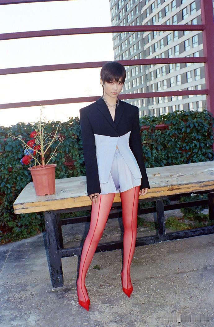 李宇春这袜子欣赏不来了[笑哭][笑哭]