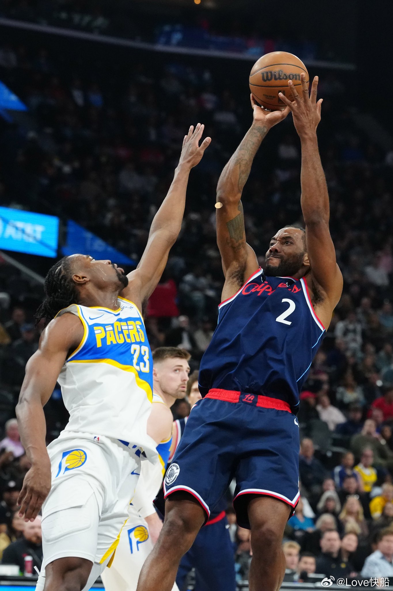 科怀·伦纳德在对阵步行者的比赛中，仅出场23分钟就悄然上演了一场精彩的表演：29