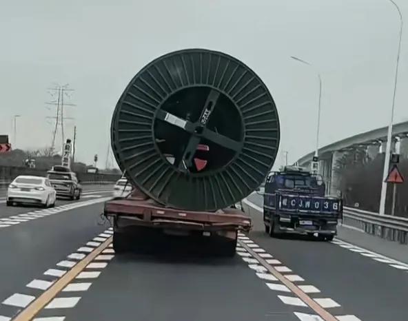 高速路上后车司机为提醒前车司机有危险，错过出口值吗？
 沪昆高速嘉兴段，3月16