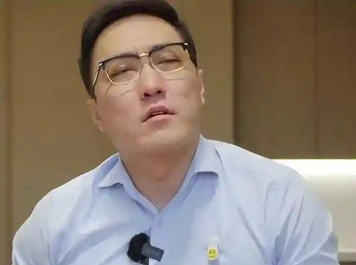 董明珠把山水画印在空调上了搞不好王自如就是实在受不了阿姨的中老年审美才走人的呢。