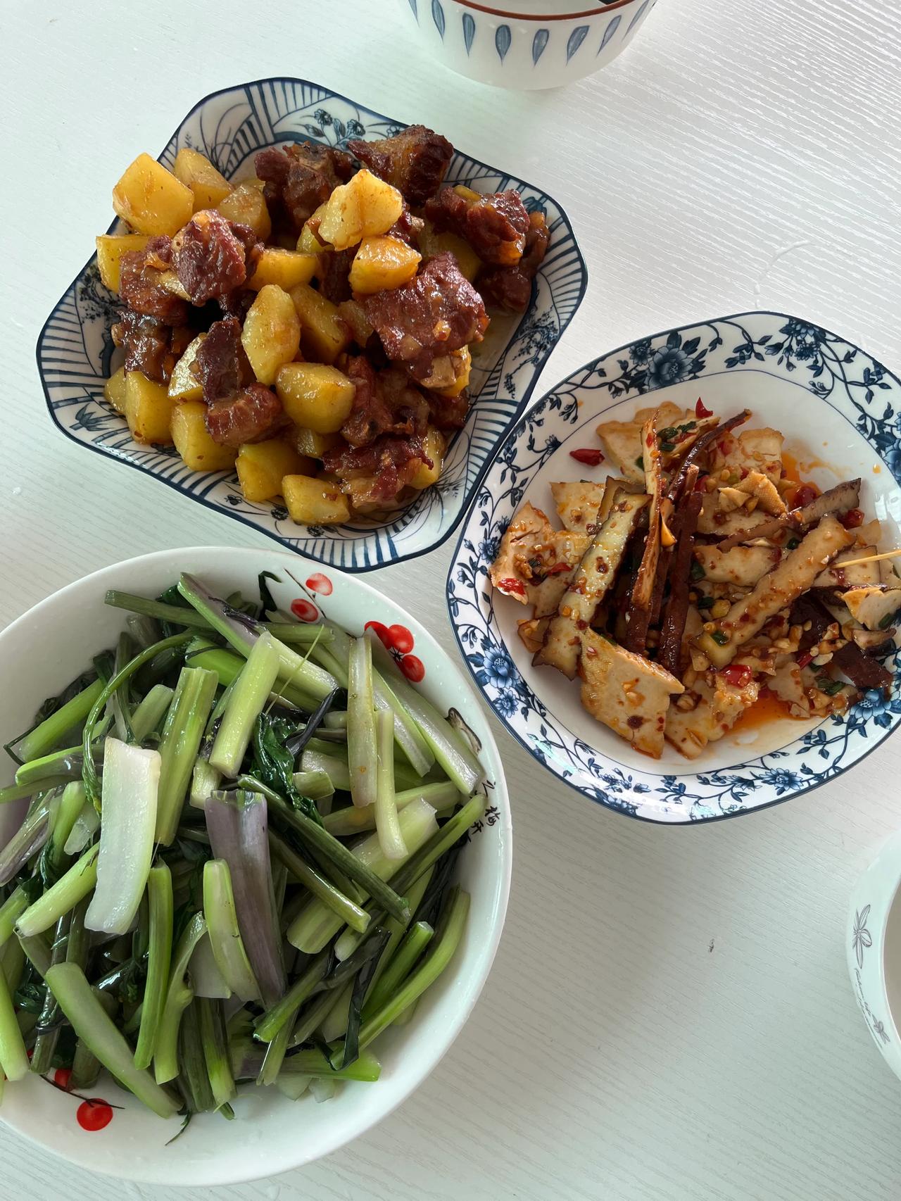 发现没有？
现在的亲戚，
越来越没“亲味”，‬
平时‬也‬不‬走‬动‬了。
‬
