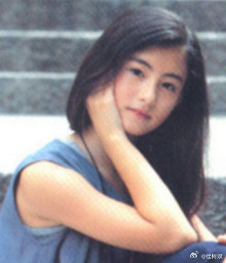 张柏芝和王菲，两位天后级的人物，在娱乐圈的地位无人可撼。然而，关于谁更富有的问题