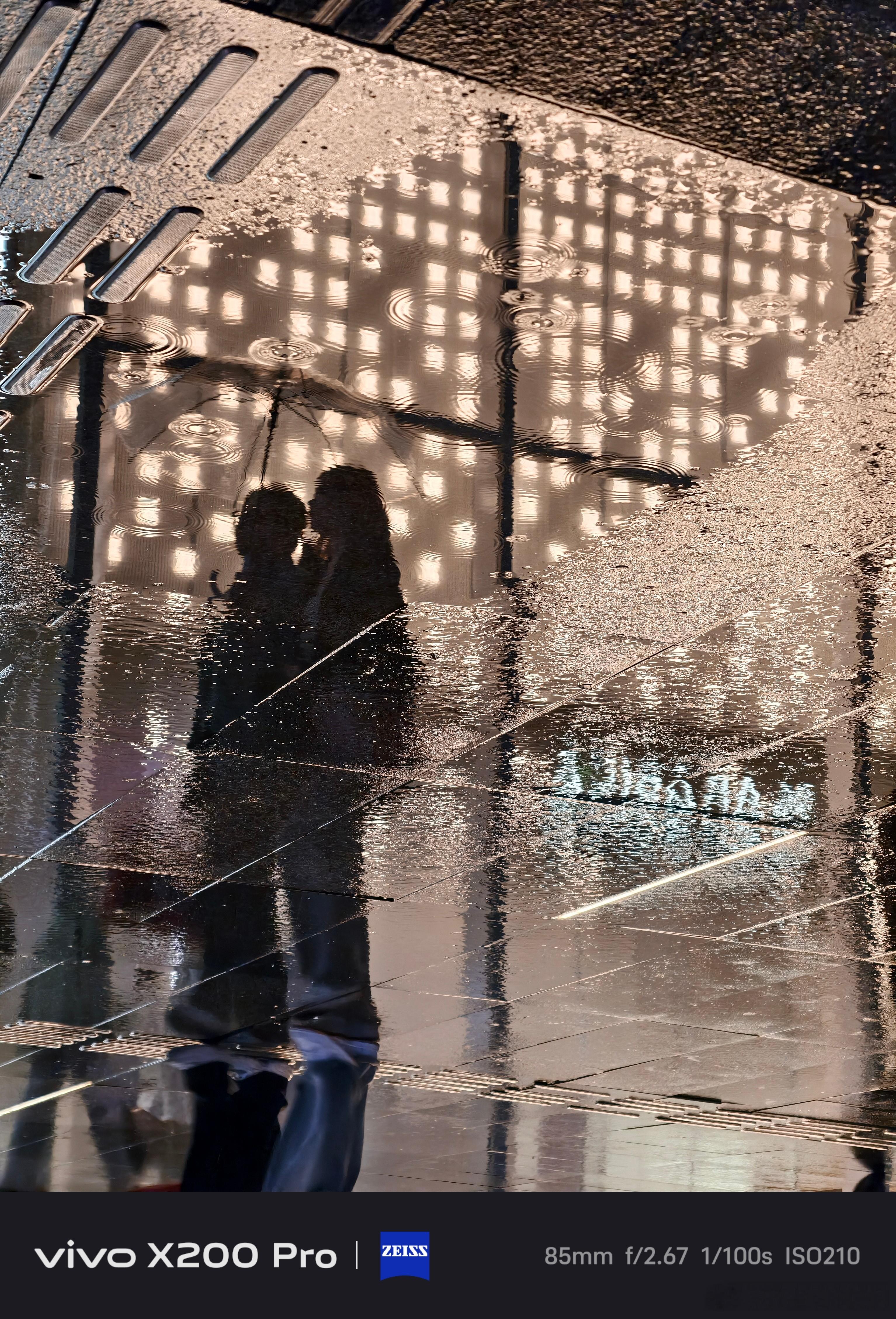 大雨让这座城市颠倒雨后的空气湿润中夹带着一丝清新，而地面的水洼则倒映出一块块繁华