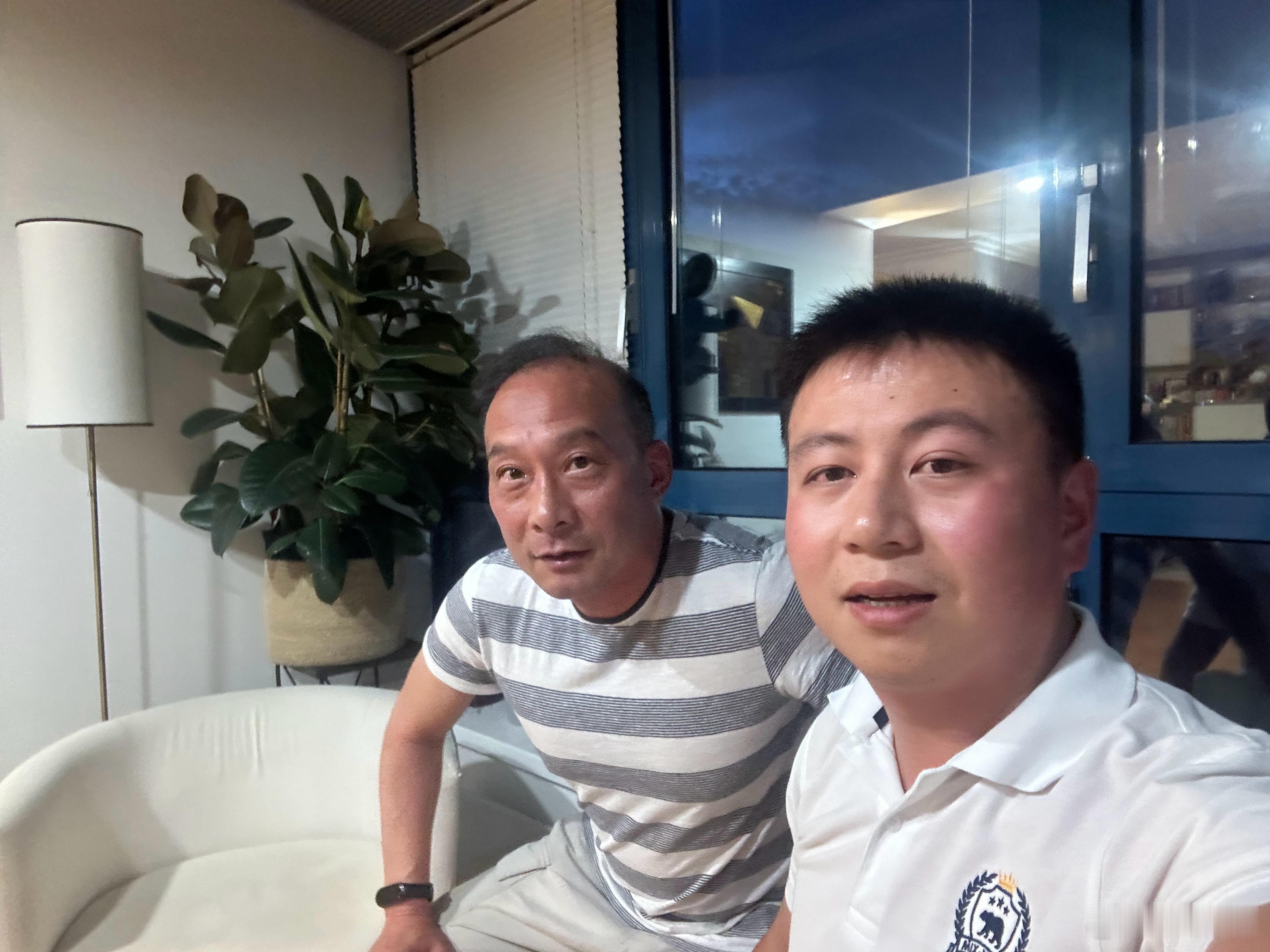 今天见到了一个法国中国的教授老嵇（ji），对，上次我问大家有没有见过这个字的姓就