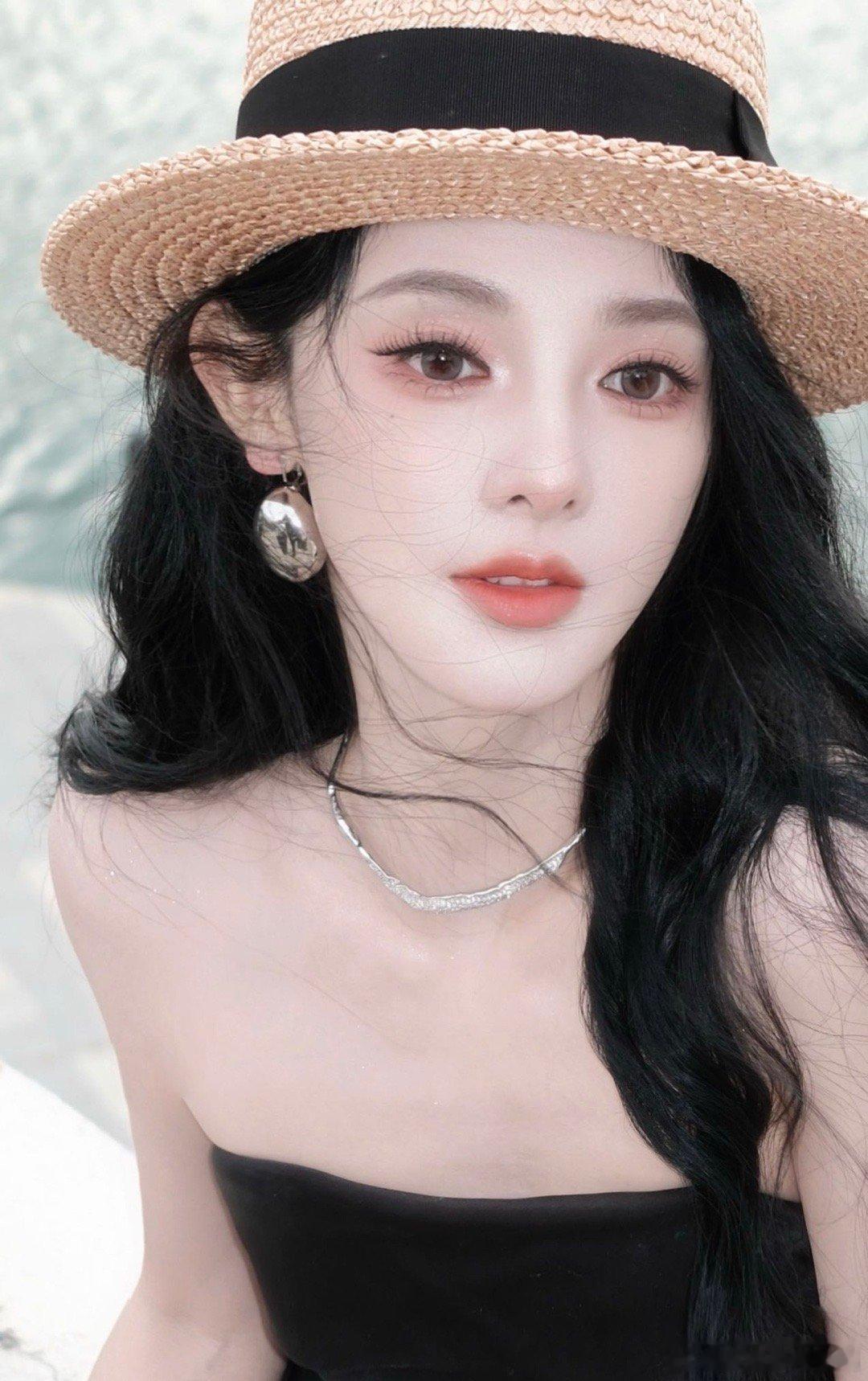 彭小苒露背一张比一张哇噻 从《东宫》的灵动到如今的成熟妩媚，彭小苒的露背大片展现