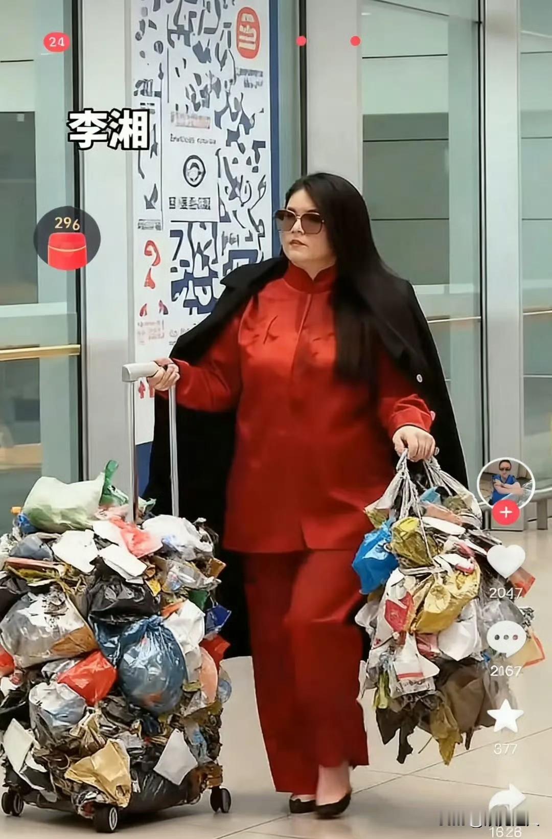 李湘现在体重快有200斤了？一副霸道女老板的样子，很富态！年轻时靠颜值圈粉，现在