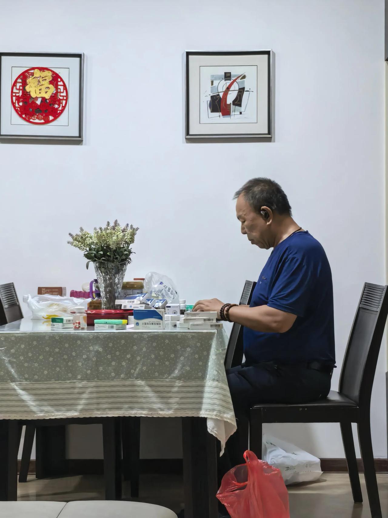 病人出趟门太不容易了。

老公是糖尿病，又是心脏病，每天都得服药。过两天我们要出