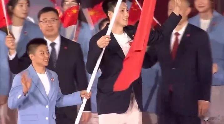 胡明轩担任亚运会中国代表团旗手，引发热议！原因是他在中国男篮的表现不好，而且中国