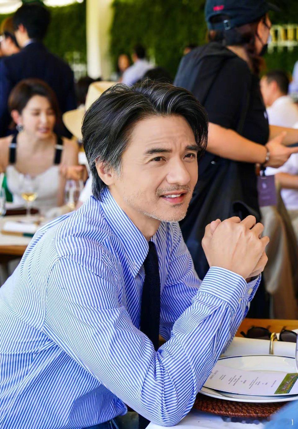 舒淇老公冯德伦六一晒活动近照，银鬓胡茬配松弛穿搭，大叔沉稳帅气压都压不住六一儿童