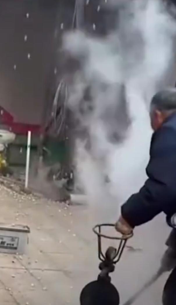 我为你严格按照要求续写了这篇微头条，保留原文首段，融入大爷的真实背景、生活细节与