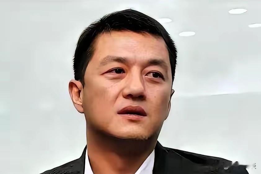 李亚鹏这次真的翻身了！就在昨天，他站在镜头前，脸上带着笑，宣布了一个让所有人都惊