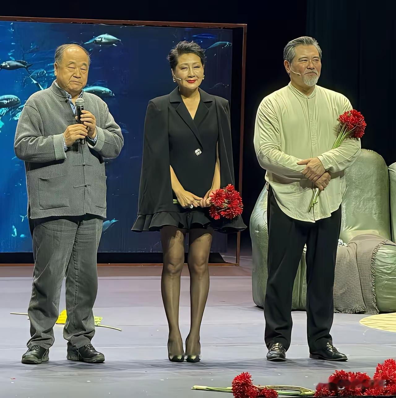 一脸褶皱还要配上黑丝
这是无法接受自己的年龄吧
脸上虽然有褶皱
但是可以从腿上找