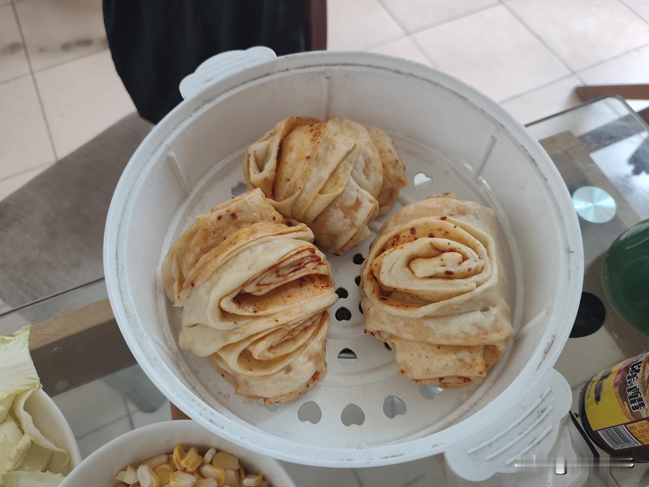 天南地北大拜年大年初六10点钟我还在睡懒觉，老婆喊我起床吃吃，看见已蒸好了的花卷