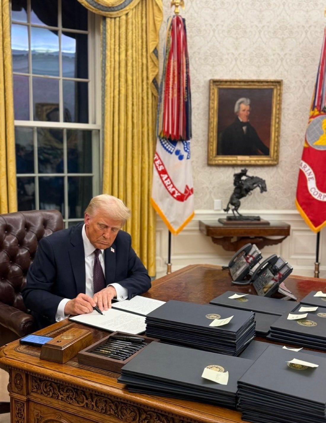 特朗普与格陵兰岛达成协议的初步细节已浮出水面：

1. 涉及美国获得一块“小规模