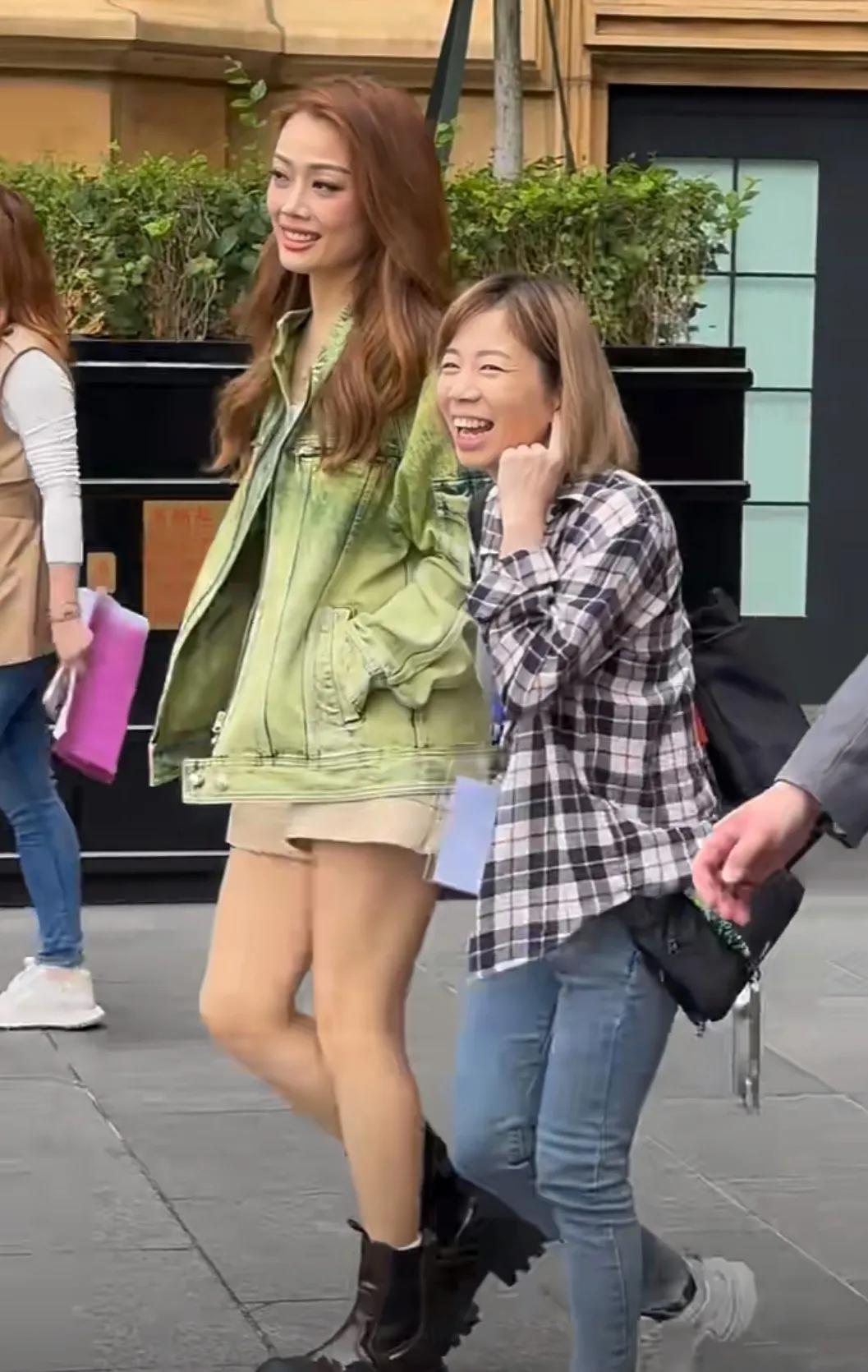 澳门伦敦人偶遇蔡卓妍和容祖儿在拍摄综艺节目，两个都好漂亮啊！完全看不出来她们都4