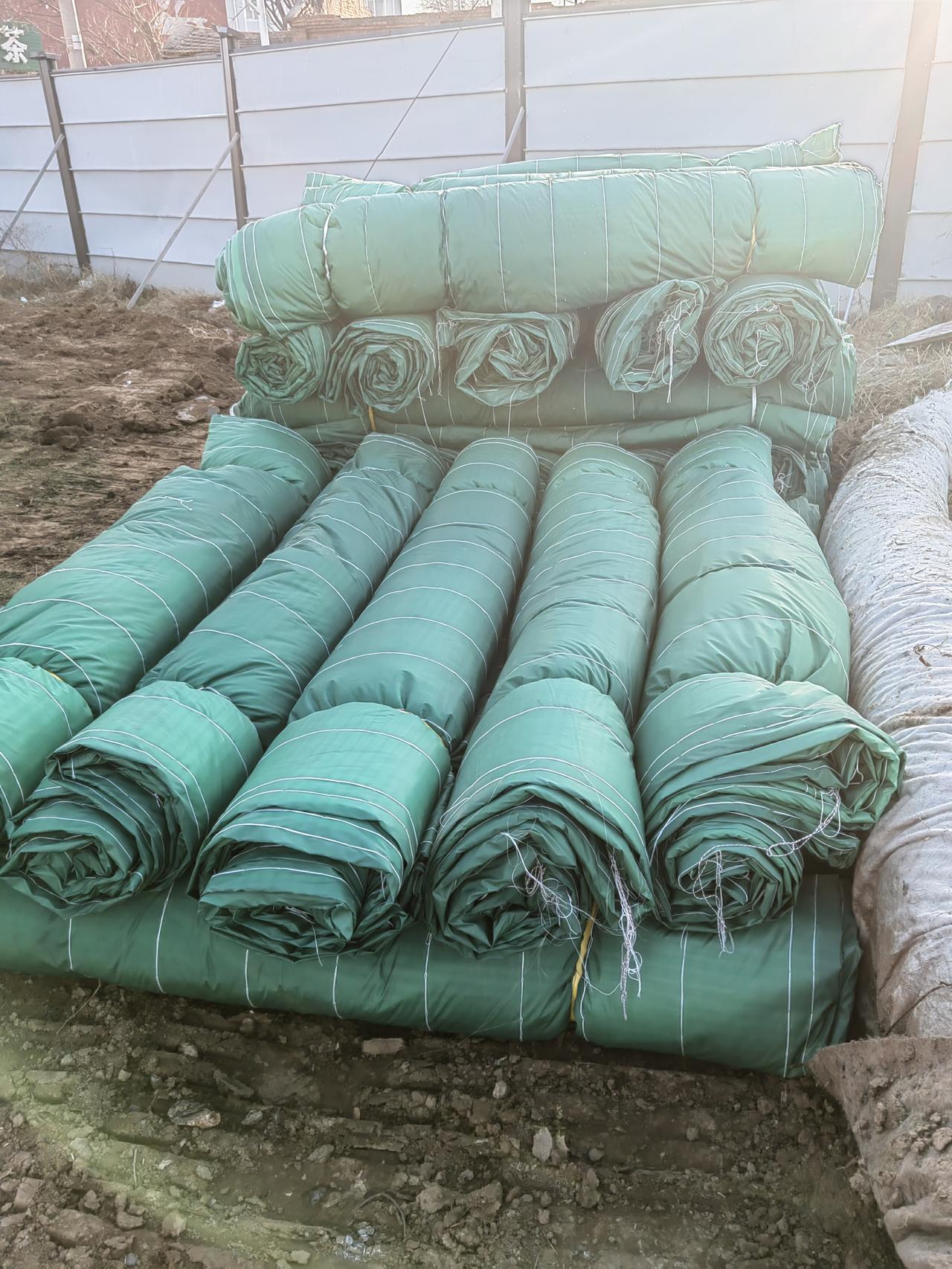 真是不可思议你见过给混凝土铺被子吗？但是对于常在南方做工程的真是闻所未闻，不知道