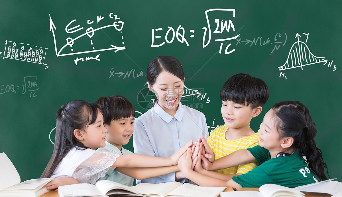 粉笔灰轻轻洒落在他的旧西装上，宛如一场迟到的雪花飘落。办公室的灯光总是亮到深夜，