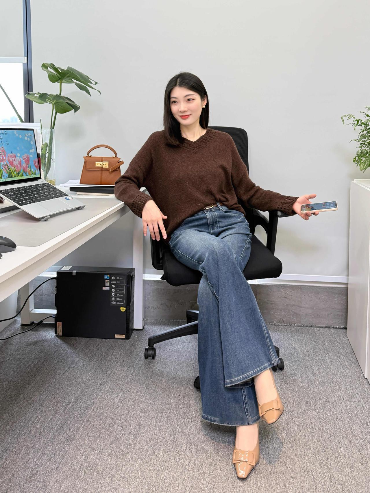 领导的穿搭｜简简单单就很显气质～||实名羡慕这一米八大长腿～
（大家平安夜快乐?