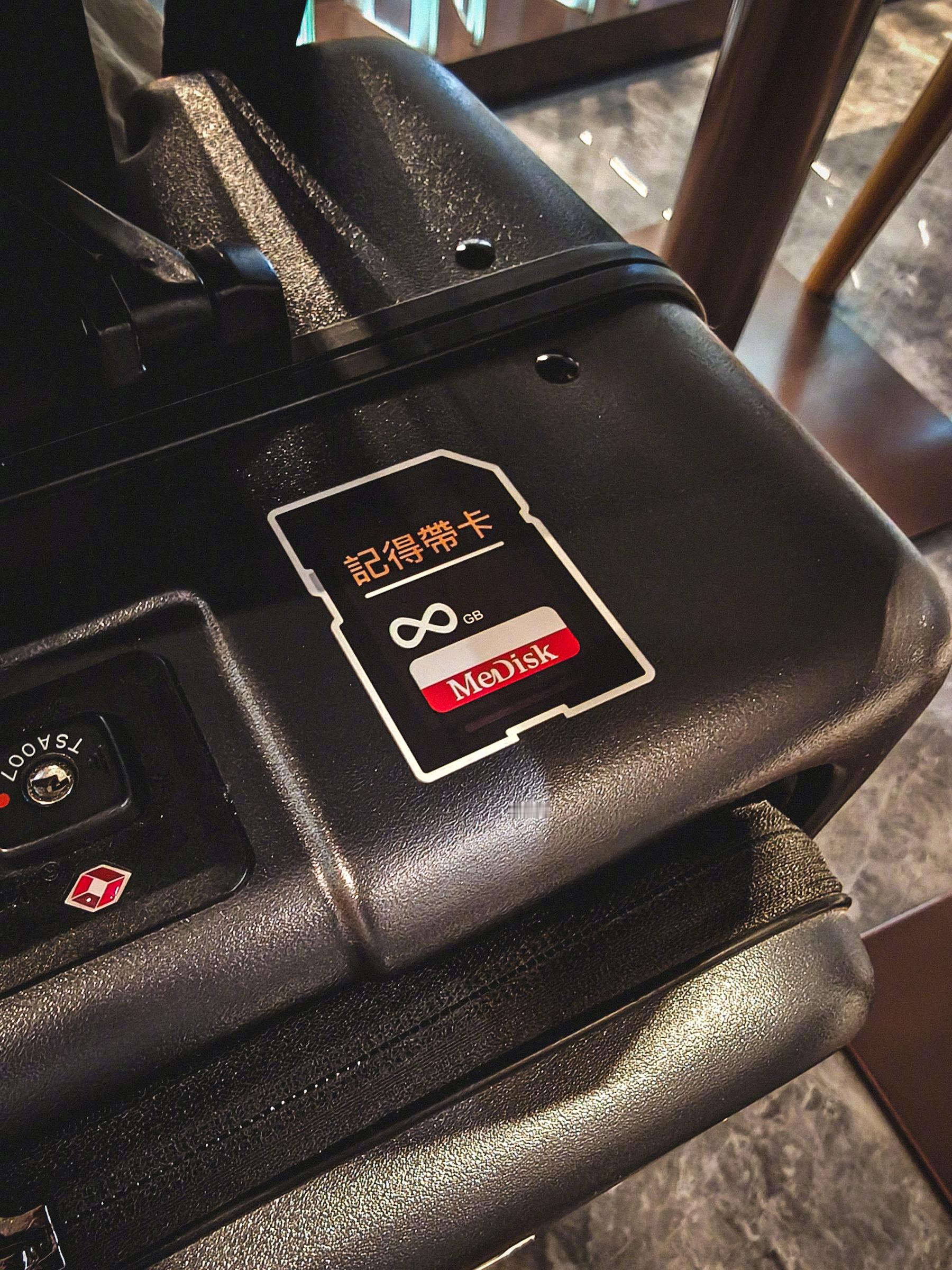 杭州机场过安检，安检员看到我的相机、T恤和箱子上的贴纸。问到：你是影视飓风的..