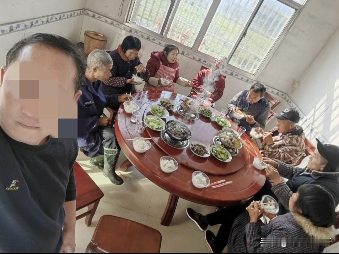 这是一位提前回家过年的网友拍的照片，他说他们村很小，只有9户人，今天他家办杀猪饭