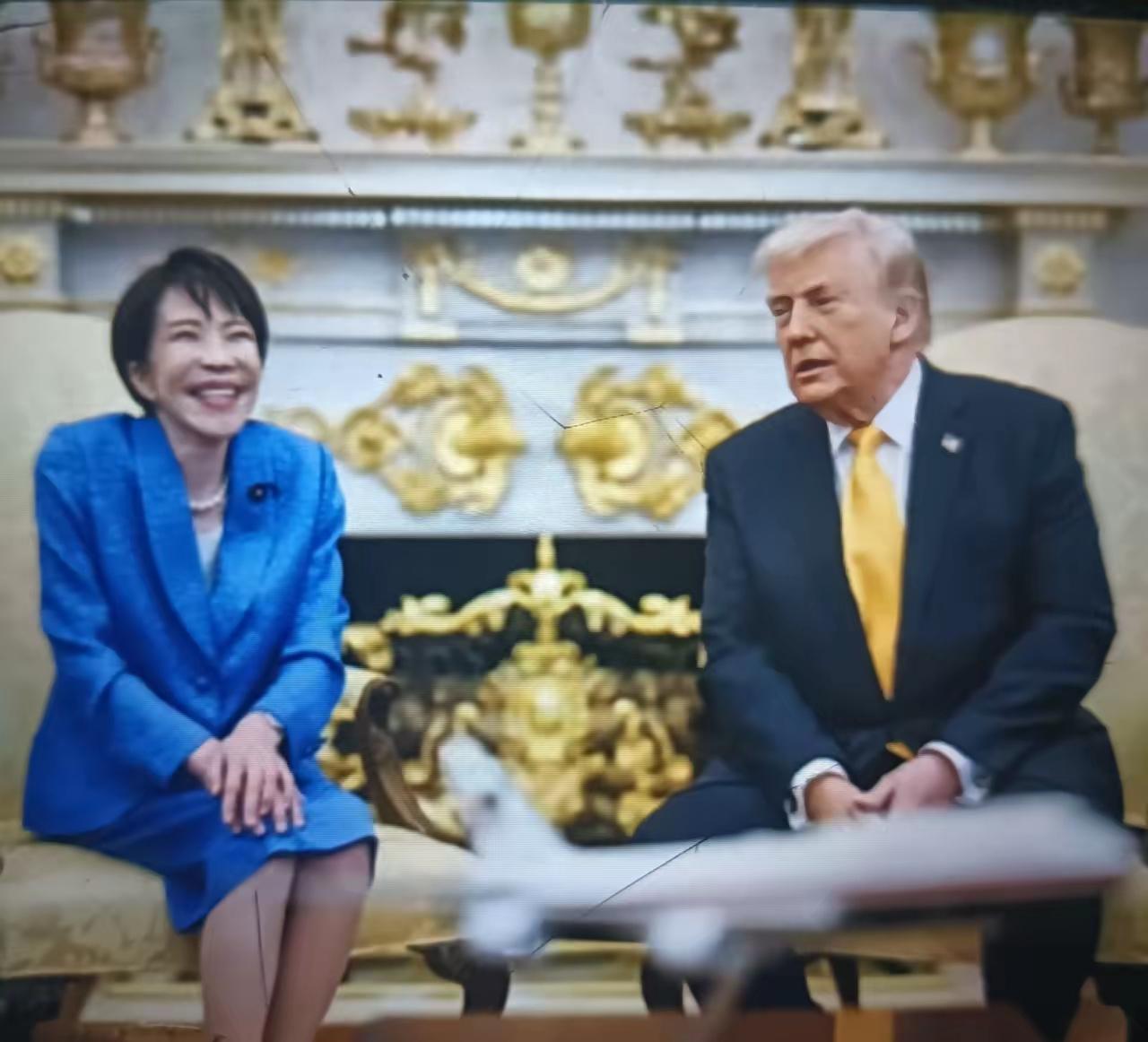 为何她在他面前总是挂着夸张的笑容，全身的动作与表情皆远超正常表现范畴。国与国之间