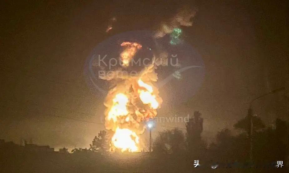俄罗斯大难临头了，5万吨级石油码头被炸。乌克兰声称，其无人机群连夜突袭了克里米亚