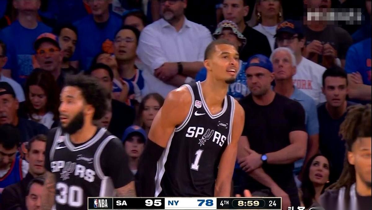 NBA总决赛G4，马刺与尼克斯的较量中，第四节突发一幕：文班亚马那记飞天空接，直