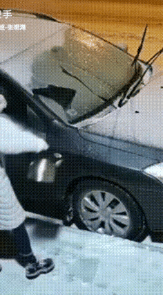 这大姐真有两下子！不就是冬天的车玻璃结冰了吗，一壶开水下去，立马、彻底的就化开啦