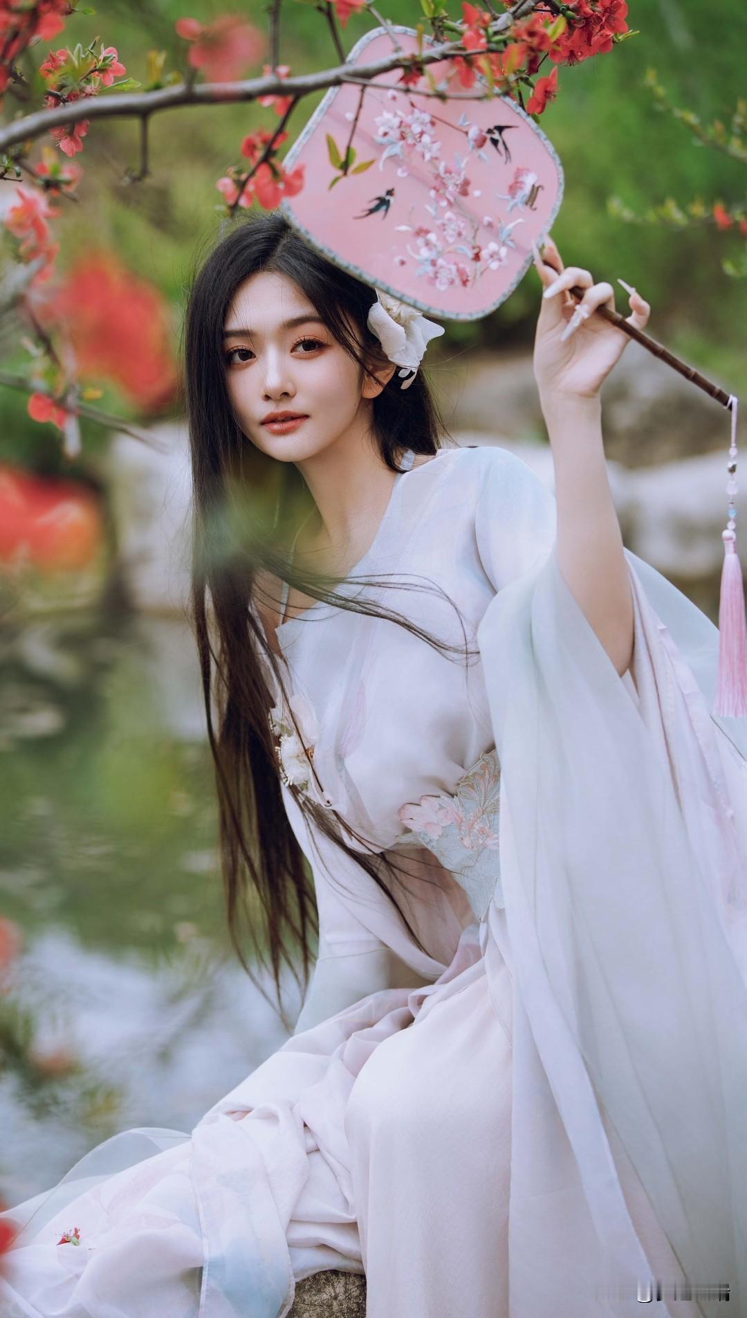 古风少女，花间漫步，粉黛如画。