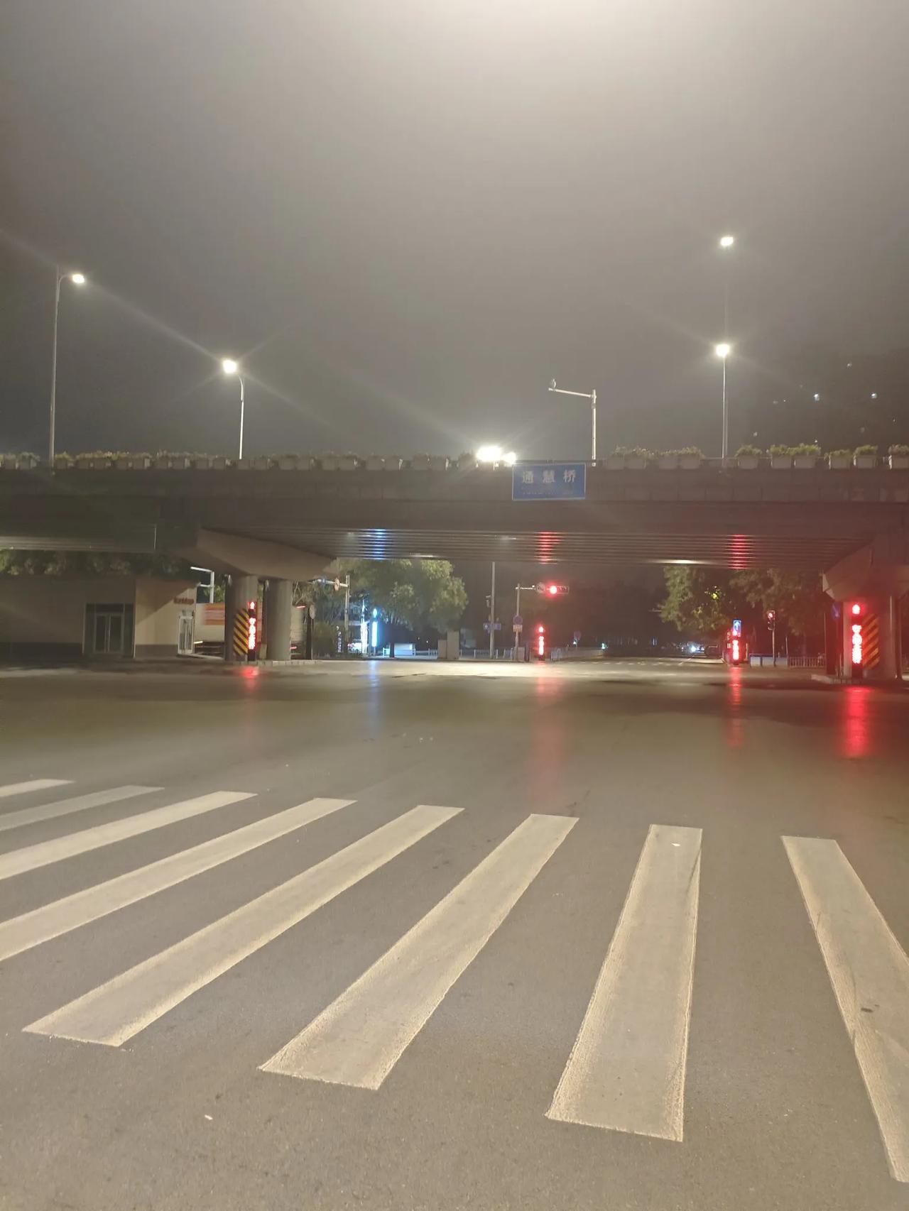 带你们看看凌晨一点多的石家庄借道上的风景[笑哭]，加班到凌晨一点多了