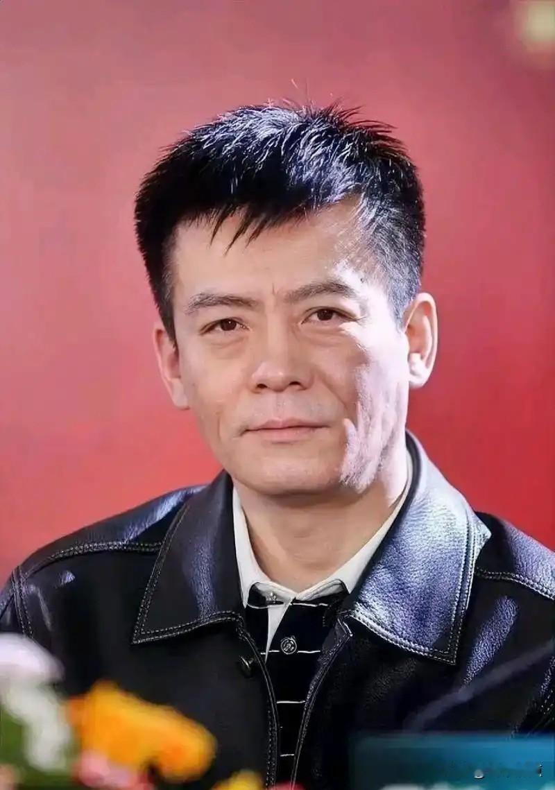 一张脸演了三十年反派，名字却没人记得，连结婚都悄无声息。
最近刷到米学东的新闻，