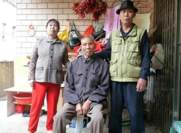 2003年，贵州，李文阳酒后失控坠入河中，67岁拾荒老汉救了他，自此结下良缘！当