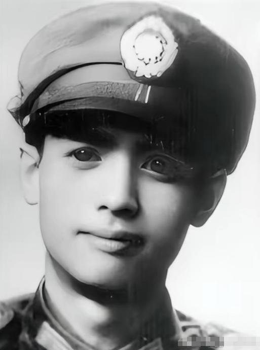 1949年，独子被蒋介石处决后，他闭门三天不吃不喝。第四天，他撕碎了赴台机票：“