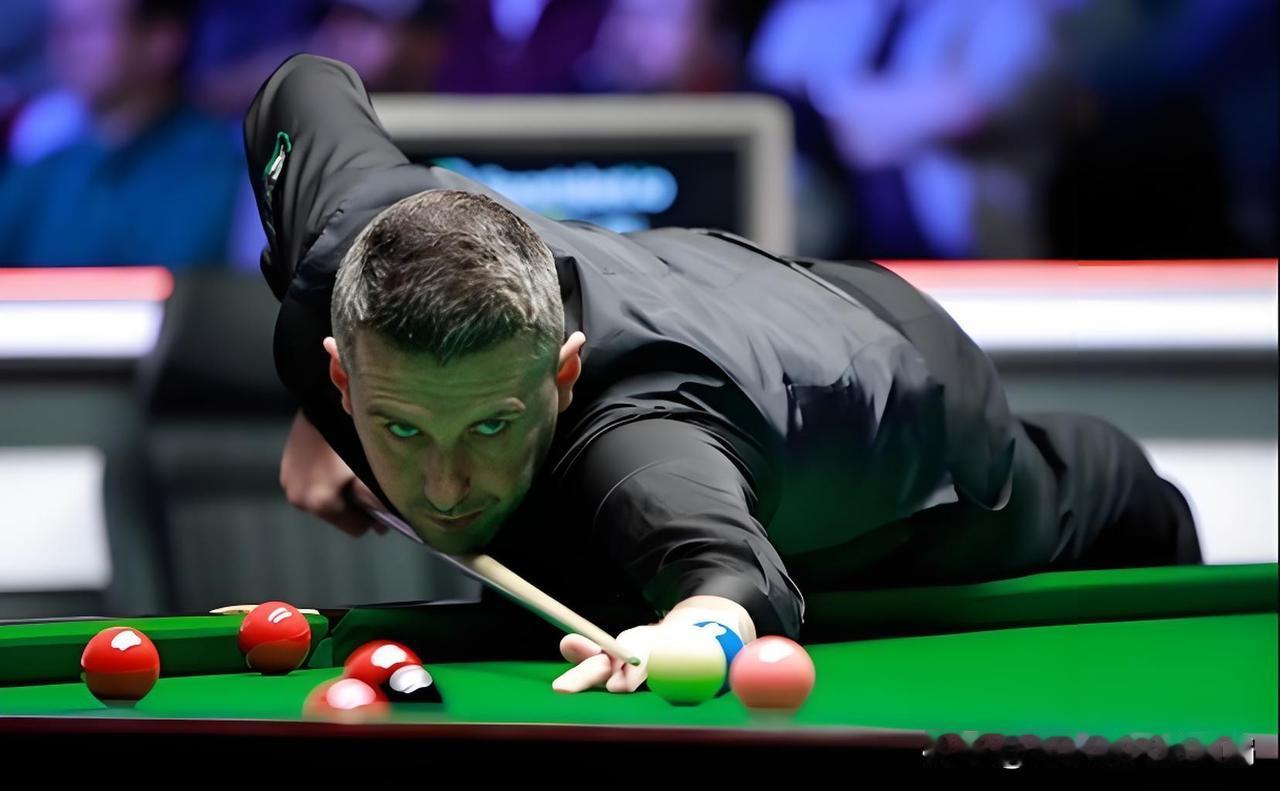 周跃龙惨遭四连鞭
北京时间12月4日凌晨三点，2025年斯诺克英锦赛十六强争夺战