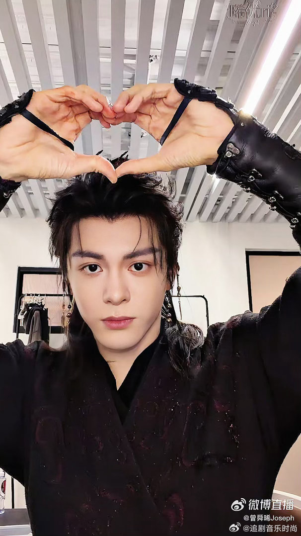 曾舜晞直播谈演员ai焦虑 AI可以生成表演，但生成不了“心动”。曾舜晞直播谈AI